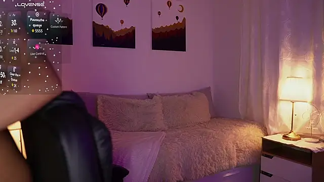 Snapshot of SaraParisi chatting on 10-10-25, 10:53 SaraParisi online show from 10-10-25, 10:53