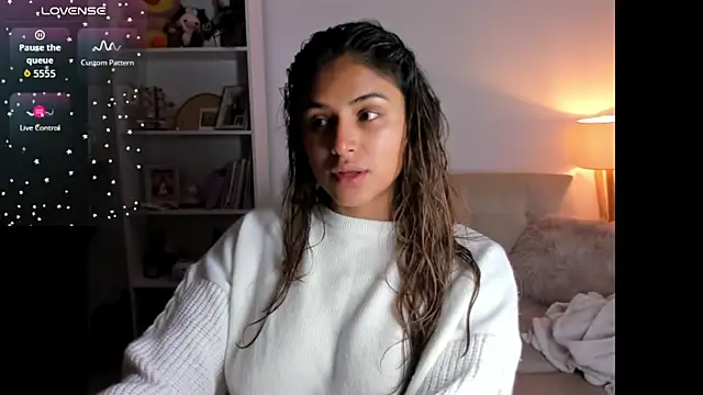 Snapshot of SaraParisi chatting on 10-20-25, 10:43 SaraParisi online show from 10-20-25, 10:43