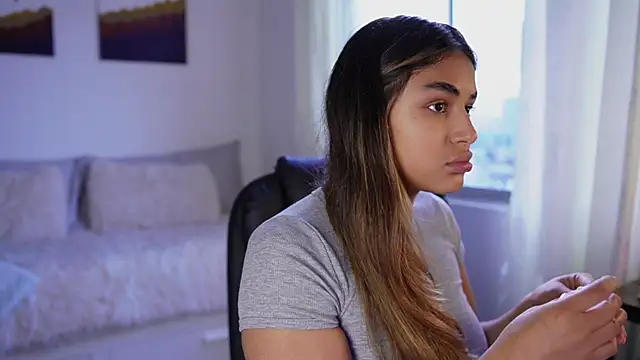 Snapshot of SaraParisi chatting on 10-22-25, 10:31 SaraParisi online show from 10-22-25, 10:31