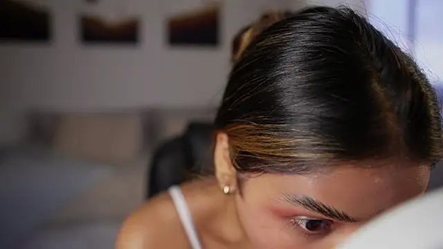 Snapshot of SaraParisi chatting on 10-23-25, 10:30 SaraParisi online show from 10-23-25, 10:30