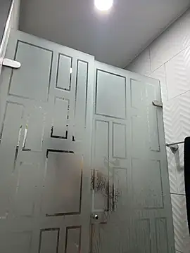 Snapshot of SaraParisi chatting on 10-27-25, 10:25 SaraParisi online show from 10-27-25, 10:25