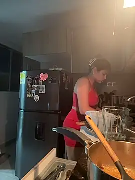 Snapshot of SaraParisi chatting on 10-28-25, 11:07 SaraParisi online show from 10-28-25, 11:07