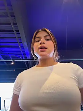 Snapshot of SaraParisi chatting on 10-31-25, 05:36 SaraParisi online show from 10-31-25, 05:36