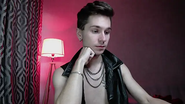 Snapshot of Joseph__Quinn chatting on 10-06-25, 12:24 Joseph Quinn online show from 10-06-25, 12:24