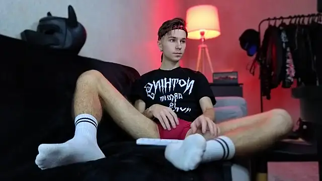 Joseph  Quinn online show from 12-03-25, 05:37