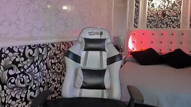 Snapshot of Foxy_Slave chatting on 03-08-25, 07:20 Foxy Slave online show from 03-08-25, 07:20