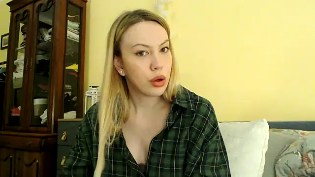 Snapshot of Scarlettford chatting on 12-27-24, 04:32 Scarlettford online show from 12-27-24, 04:32
