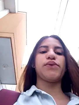 Snapshot of AnthonelaDuque chatting on 01-11-25, 11:12 AnthonelaDuque online show from 01-11-25, 11:12