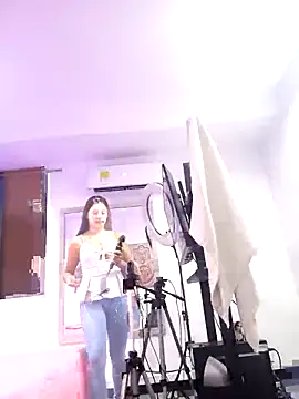 Snapshot of AnthonelaDuque chatting on 02-25-25, 12:03 AnthonelaDuque online show from 02-25-25, 12:03