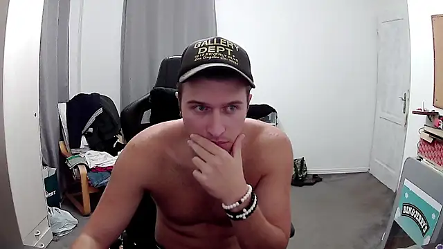 Snapshot of PKrisztian chatting on 10-06-25, 07:22 PKrisztian online show from 10-06-25, 07:22