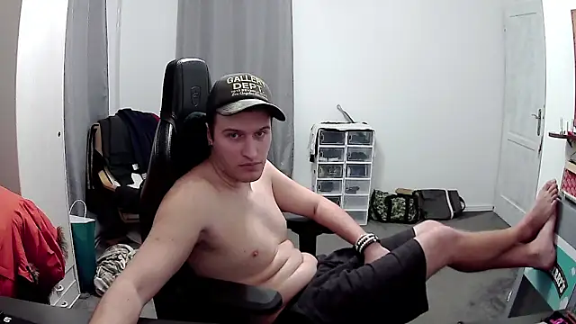 Snapshot of PKrisztian chatting on 04-24-26, 08:33 PKrisztian online show from 04-24-26, 08:33