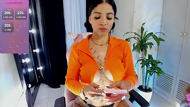 Snapshot of EmmaRusellx chatting on 10-28-25, 01:09 EmmaRusellx online show from 10-28-25, 01:09