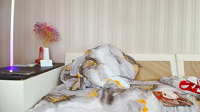 Snapshot of Meowroslava chatting on 10-10-25, 01:43 Meowroslava online show from 10-10-25, 01:43