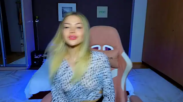 EmmyMills online show from 03-17-25, 06:32