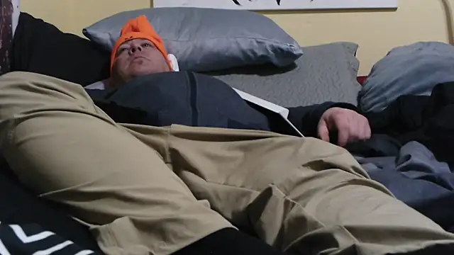 Snapshot of Mic_Oxinner chatting on 02-15-26, 02:25 Mic Oxinner online show from 02-15-26, 02:25