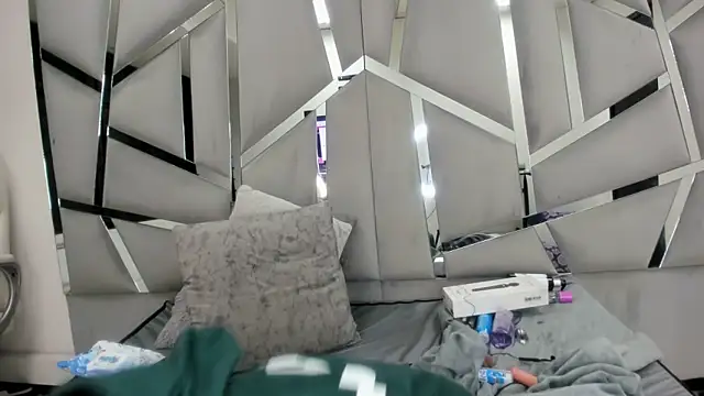 Snapshot of Catherinee69_x chatting on 12-14-24, 10:34 Catherinee69 x online show from 12-14-24, 10:34