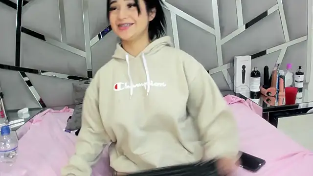 Snapshot of Catherinee69_x chatting on 12-16-24, 09:35 Catherinee69 x online show from 12-16-24, 09:35