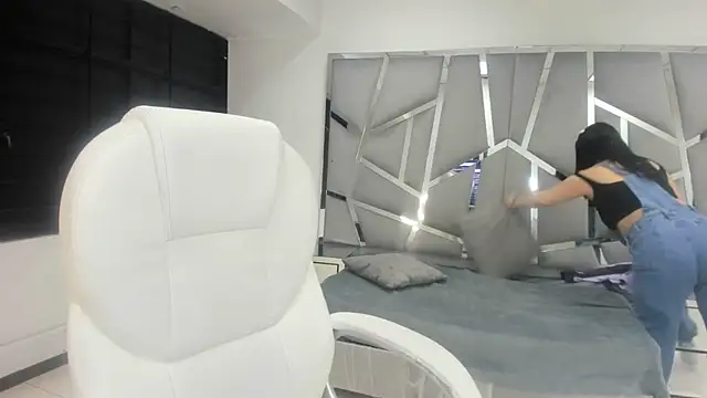 Snapshot of Catherinee69_x chatting on 01-06-25, 01:53 Catherinee69 x online show from 01-06-25, 01:53