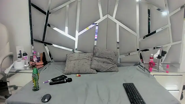 Snapshot of Catherinee69_x chatting on 01-13-25, 04:39 Catherinee69 x online show from 01-13-25, 04:39