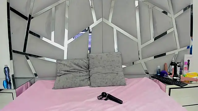 Snapshot of Catherinee69_x chatting on 01-29-25, 02:51 Catherinee69 x online show from 01-29-25, 02:51