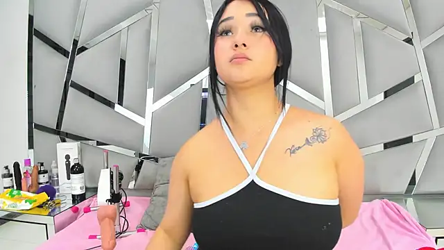 Snapshot of Catherinee69_x chatting on 02-05-25, 08:11 Catherinee69 x online show from 02-05-25, 08:11