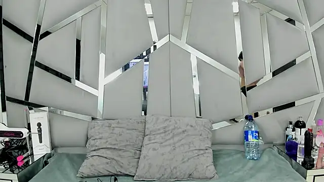 Snapshot of Catherinee69_x chatting on 02-12-25, 04:12 Catherinee69 x online show from 02-12-25, 04:12