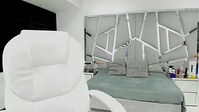 Snapshot of Catherinee69_x chatting on 02-14-25, 02:18 Catherinee69 x online show from 02-14-25, 02:18