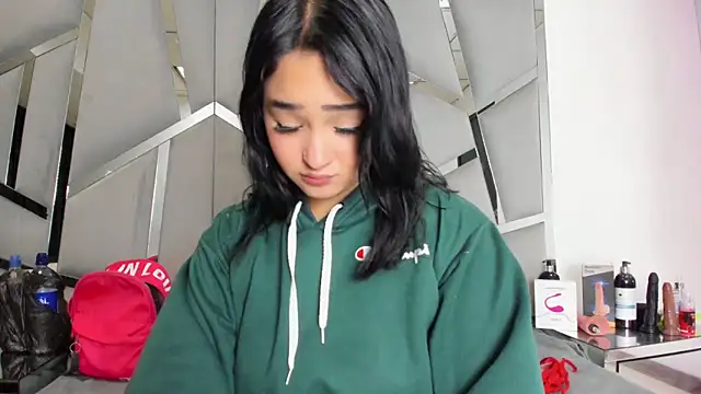 Snapshot of Catherinee69_x chatting on 10-09-25, 02:42 Catherinee69 x online show from 10-09-25, 02:42