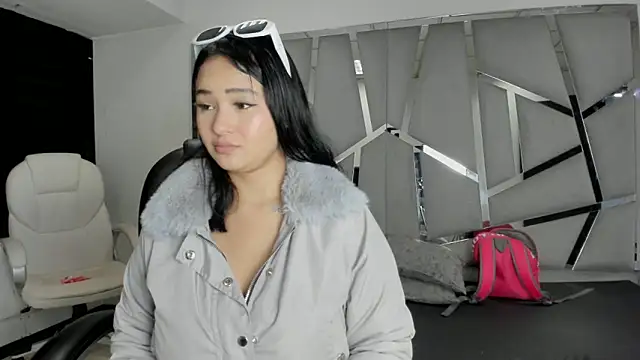 Snapshot of Catherinee69_x chatting on 10-13-25, 04:45 Catherinee69 x online show from 10-13-25, 04:45