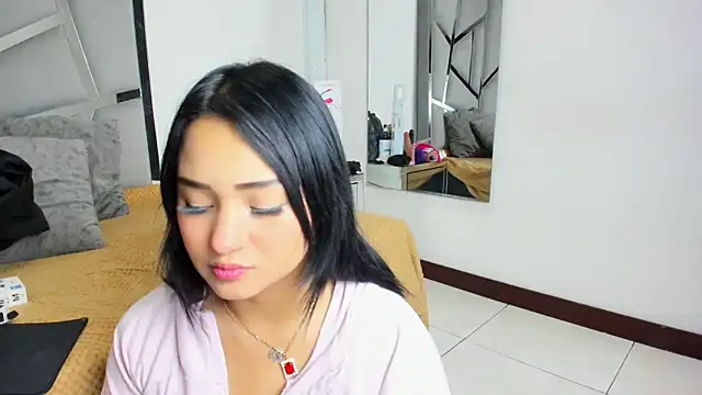 Snapshot of Catherinee69_x chatting on 10-16-25, 02:23 Catherinee69 x online show from 10-16-25, 02:23