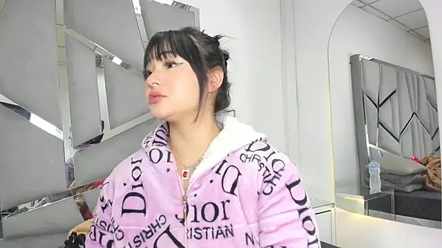 Snapshot of Catherinee69_x chatting on 10-18-25, 03:53 Catherinee69 x online show from 10-18-25, 03:53