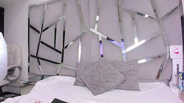 Snapshot of Catherinee69_x chatting on 10-30-25, 04:03 Catherinee69 x online show from 10-30-25, 04:03