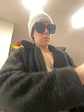 Snapshot of mrs__unknown chatting on 02-25-26, 04:27 mrs unknown online show from 02-25-26, 04:27