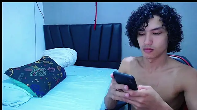 Snapshot of Tayronx33 chatting on 11-01-25, 08:00 Tayronx33 online show from 11-01-25, 08:00