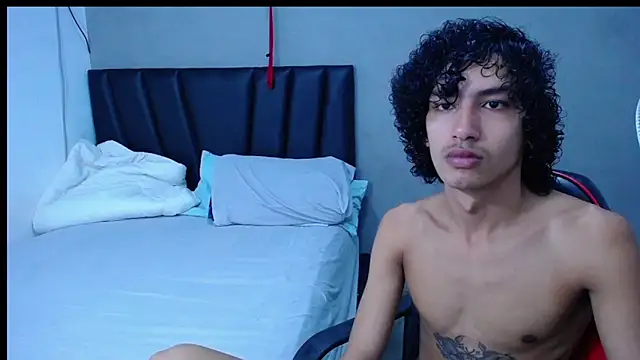 Snapshot of Tayronx33 chatting on 11-04-25, 04:28 Tayronx33 online show from 11-04-25, 04:28