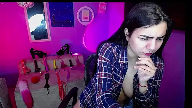 Snapshot of IsisRouse chatting on 10-22-25, 04:02 IsisRouse online show from 10-22-25, 04:02