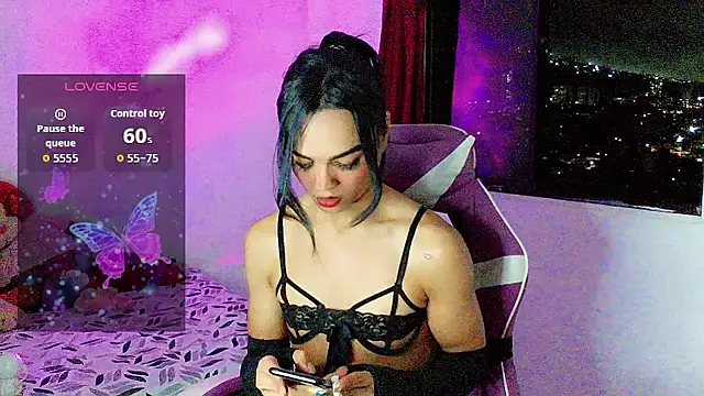 Snapshot of Ms-Zoehans chatting on 10-13-25, 03:28 Ms-Zoehans online show from 10-13-25, 03:28