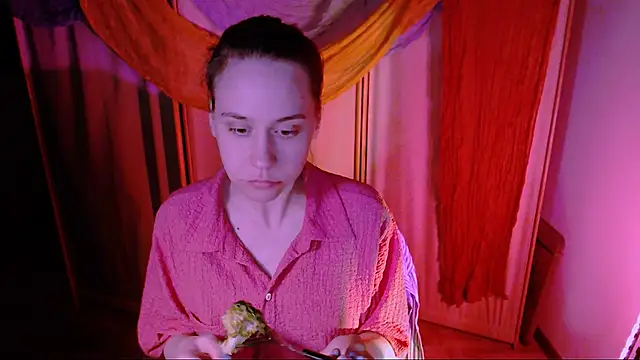 Snapshot of Malinax chatting on 10-17-25, 11:40 Malinax online show from 10-17-25, 11:40