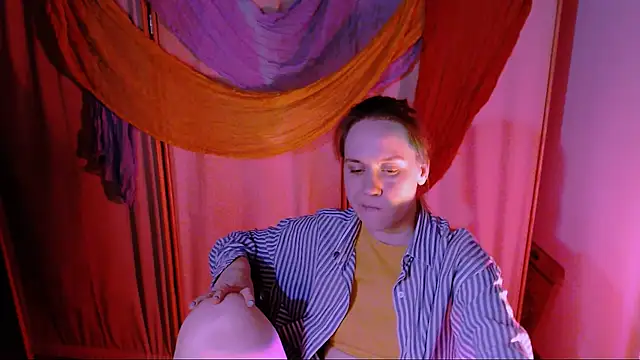 Snapshot of Malinax chatting on 10-28-25, 10:12 Malinax online show from 10-28-25, 10:12