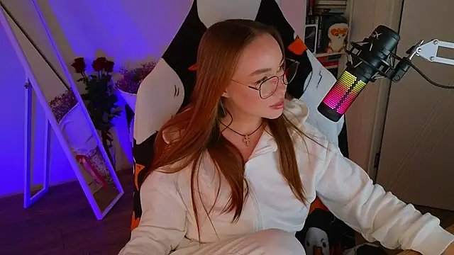 Snapshot of Emili1- chatting on 03-11-25, 12:17 Emili1- online show from 03-11-25, 12:17