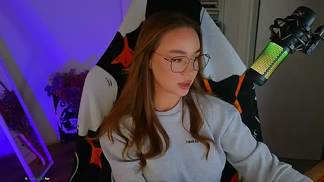 Snapshot of Emili1- chatting on 03-18-25, 12:36 Emili1- online show from 03-18-25, 12:36