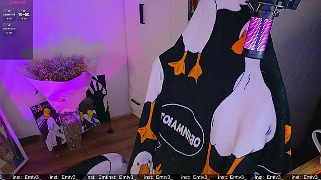 Snapshot of Emili1- chatting on 11-15-25, 05:20 Emili1- online show from 11-15-25, 05:20