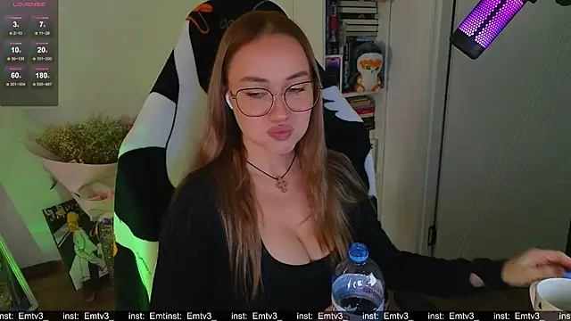 Snapshot of Emili1- chatting on 11-21-25, 08:46 Emili1- online show from 11-21-25, 08:46