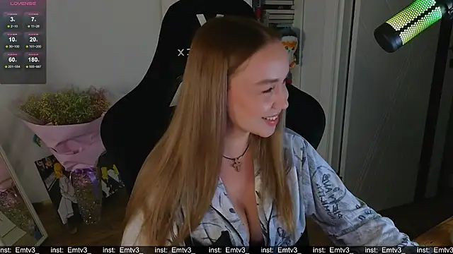 Snapshot of Emili1- chatting on 11-28-25, 02:09 Emili1- online show from 11-28-25, 02:09