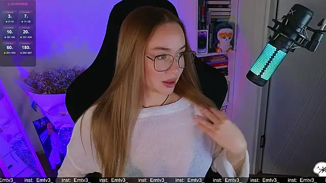 Snapshot of Emili1- chatting on 12-03-25, 01:53 Emili1- online show from 12-03-25, 01:53