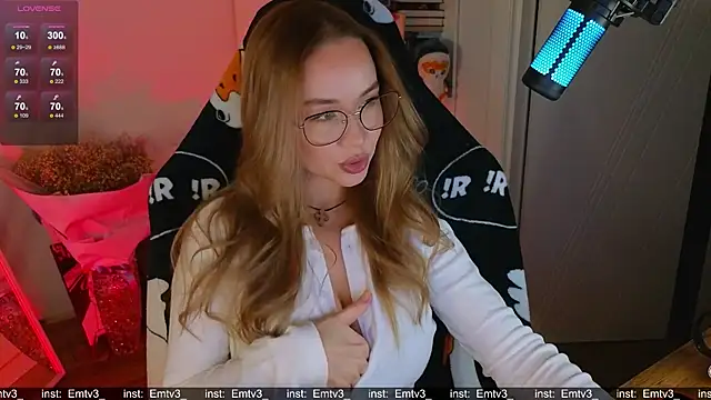 Snapshot of Emili1- chatting on 12-17-25, 04:02 Emili1- online show from 12-17-25, 04:02