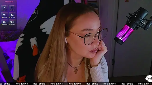 Snapshot of Emili1- chatting on 12-18-25, 11:27 Emili1- online show from 12-18-25, 11:27