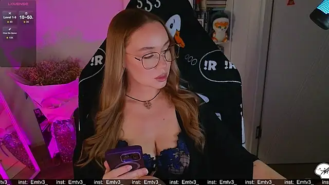 Snapshot of Emili1- chatting on 12-19-25, 11:06 Emili1- online show from 12-19-25, 11:06