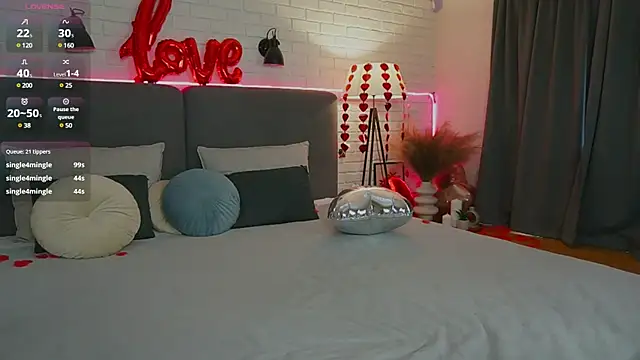 Snapshot of Viola__moon chatting on 02-14-25, 12:57 Viola moon online show from 02-14-25, 12:57