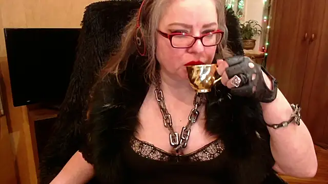 Snapshot of Miss_Tress chatting on 12-17-24, 06:31 Miss Tress online show from 12-17-24, 06:31